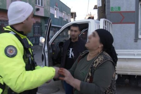 In Bursa wurde ein Fahrer ohne Führerschein beim Marktbesuch erwischt: „Lass mich deine Füße küssen, schreibe kein Bußgeld.“
