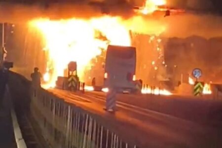In Mersin prallte ein Bus gegen eine Betonbarriere und fing Feuer: 6 Verletzte