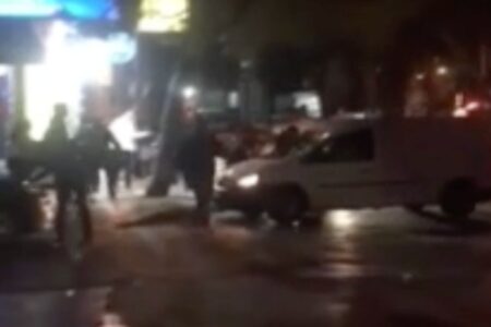 In Ümraniye, Istanbul, fuhr ein betrunkener Mann mit seinem Auto in Personen, mit denen er einen Streit hatte