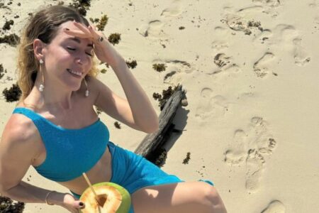 Sinem Kobal ist der Kälte entkommen!  Hier sind Urlaubsposen vom Ufer aus