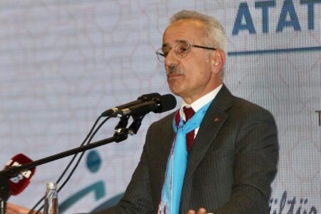 Abdulkadir Uraloğlu sprach über Transportprojekte und -ziele in Izmir