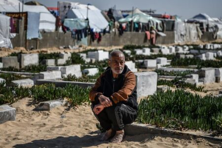 Auf dem Friedhof leben Familien aus Gaza, die der israelischen Bombardierung entkommen sind