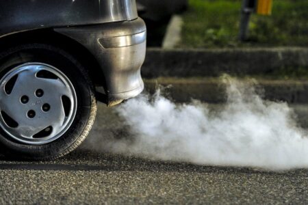 Auswirkungen auf die Luftverschmutzung: Der Umstieg auf Elektrofahrzeuge bis 2050 könnte das Leben von Babys retten