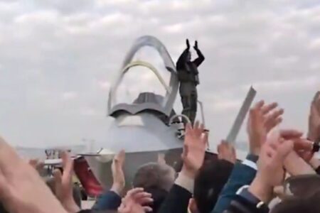 Barbaros Demirbaş, der den ersten Flug von KAAN absolvierte, wurde mit Applaus begrüßt.