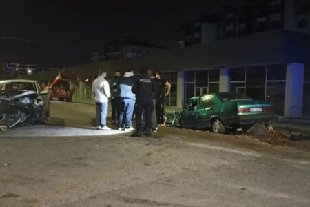 Bei einem Frontalunfall in Kocaeli wurden 3 Menschen verletzt