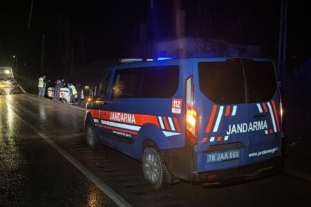 Bei einem überschlagenden Auto in Karabük wurden zwei Menschen verletzt