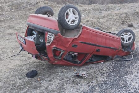 Das Auto, das die Kurve in Çorum nicht nehmen konnte, flog ins Feld: 3 Verletzte, darunter 2 Kinder