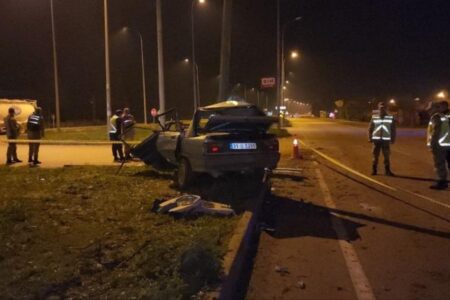 Das Auto, das in Hatay gegen die Stange prallte, wurde für seinen Fahrer zum Grab