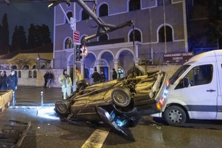 Das Auto, das in Üsküdar, Istanbul, einen Kleinbus traf, überschlug sich: 2 Verletzte