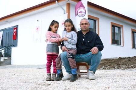 Das erste Haus wurde im Rahmen einer Vor-Ort-Umgestaltung in Elazığ an seinen Eigentümer übergeben.