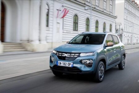Das erste Hinweisbild vom erneuerten Dacia Spring ist eingetroffen