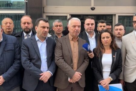 Der CHP-Kandidat wird mit dem Saadet-Logo an den Wahlen in Saruhanlı teilnehmen