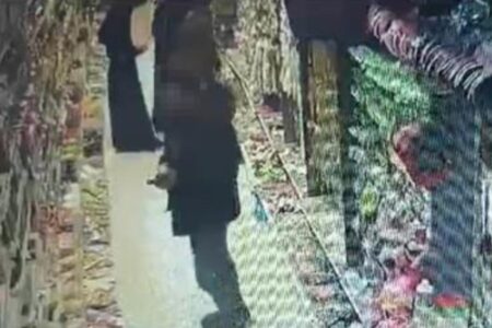 Der Dieb, der in Bursa die gestohlenen Waren in seinem Mantel versteckte, wurde von der Kamera gefilmt