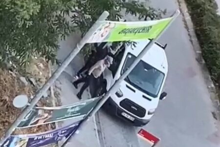 Der Diebstahl wurde aus einem geparkten Pickup in Başakşehir, Istanbul, gefilmt