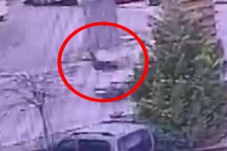 Der Moment, als ein leichtes Nutzfahrzeug in Kocaeli einen Wachmann traf, wurde mit der Kamera festgehalten