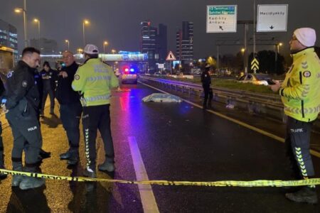 Der Motorradfahrer, der in Şişli, Istanbul, gegen die Leitplanken prallte, starb