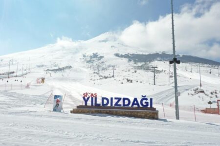 Der Schnee, der im Yıldız Mountain Ski Center in Sivas fiel, brachte alle zum Lächeln