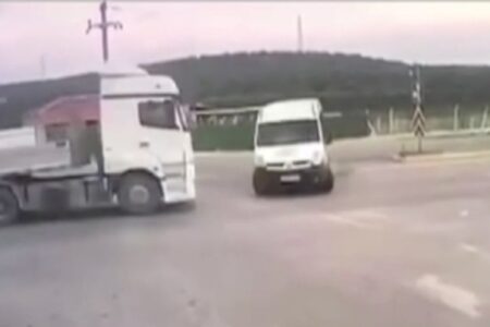 Der Unfall in Balıkesir, bei dem ein LKW und ein Servicefahrzeug kollidierten, wurde vor der Kamera festgehalten: 9 Verletzte, 3 davon schwer