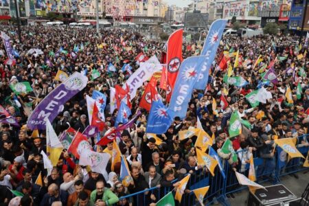 Die DEM-Partei veranstaltete eine Kundgebung in Esenyurt: Sie entfaltete das Plakat des Terrorführers