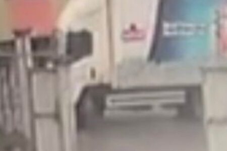 Die Frau, die in Sakarya unter einem rückwärts fahrenden Pickup eingeklemmt war, starb.