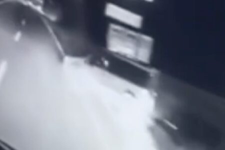 Die Momente, in denen ein Personenbus in Gümüşhane mit einem leichten Nutzfahrzeug zusammenprallte, wurden mit der Kamera festgehalten