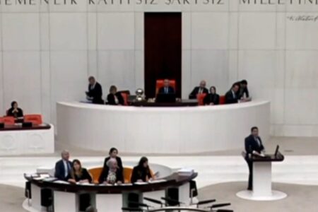 Die Spannungen in der Großen Türkischen Nationalversammlung stiegen!  Abgeordnete der CHP und der Saadet-Partei protestierten