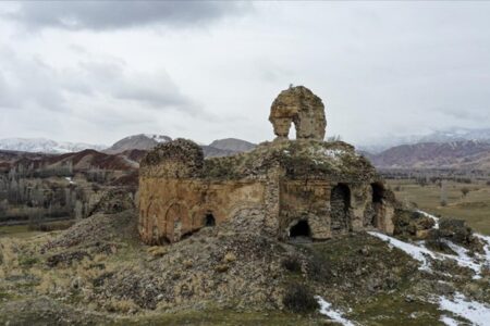 Die von Bergen umgebene Bana-Kirche in Erzurum wartet darauf, für den Tourismus geöffnet zu werden