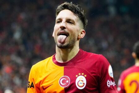 Dries Mertens, dessen Tor wegen Abseits nicht anerkannt wurde, ließ innerhalb von Sekunden das Tor erzittern