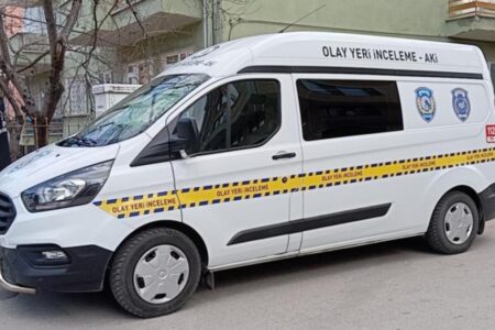 Ein 17-jähriger junger Mann wurde beim Gehen auf der Straße in Çorum mit einem Messer angegriffen.