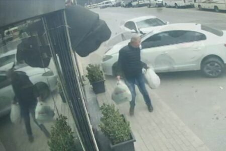 Ein Fußgänger, der in Esenyurt, Istanbul, auf dem Bürgersteig ging, entkam dem Unfall innerhalb von Sekunden.