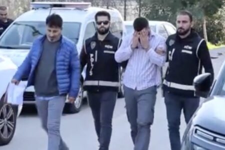 Ein Mann, der sich als MİT-Mitglied vorstellte, wurde in Adana gefasst