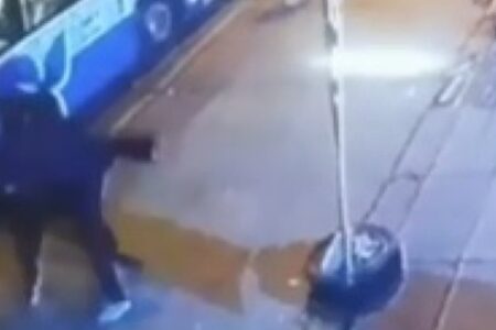 Eine Person wurde von der Person, mit der sie sich gestritten hatte, niedergestochen, nachdem sie in Ankara aus dem Bus gestiegen war.