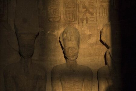 Eine Veranstaltung, die nur zweimal im Jahr stattfindet!  II.  Die Sonne schien auf die Ramses-Statue