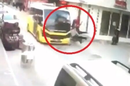 Einer der beiden Freunde auf dem Fahrrad, das in Bursa von einem Kleinbus angefahren wurde, starb