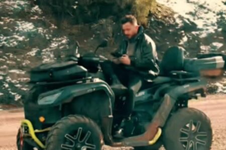 Er stürzte mit dem ATV, das er auf dem Plateau, das er in Denizli teilte, benutzte, in die Klippe.