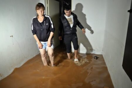 Er überlebte das eingestürzte Haus beim Erdbeben in Hatay und wurde in Antalya von der Überschwemmung erfasst!