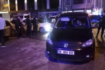 Fahrerin ohne Fahrerlaubnis kollidierte in Bursa mit Familie: 3 Verletzte