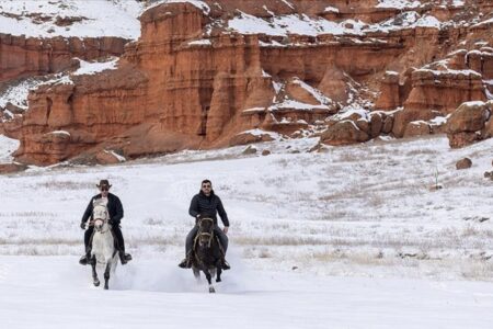 Galoppausflug auf Schnee in den Narman Fairy Chimneys