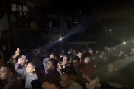 Gazze’de kıtlık tehlikesi: Filistinliler sokaklara döküldü