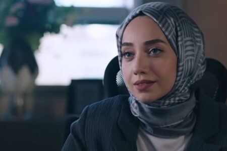Gewagte Posen von Özge Özacar, dem Hijab-tragenden Görkem von Cranberry Sherbet!  „Was bist du?“