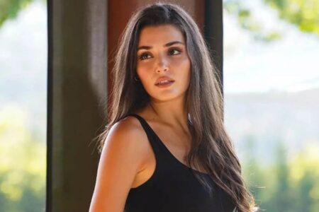 Hande Erçel faszinierte mit ihren Londoner Posen in kleinen Röcken!  Es gab viele Kommentare zu diesen Aufnahmen …