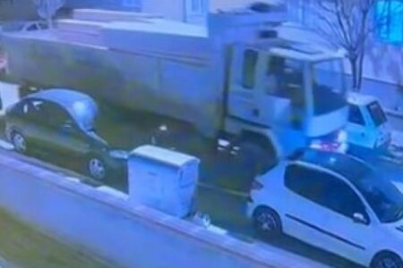 In Çorum prallte ein Lastwagen gegen geparkte Fahrzeuge