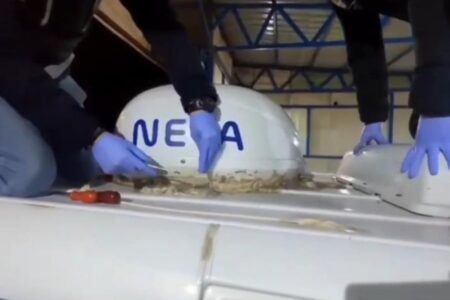 In Düzce wurden 25 Kilogramm Heroin beschlagnahmt, die auf dem Dach eines Kleinbusses versteckt waren