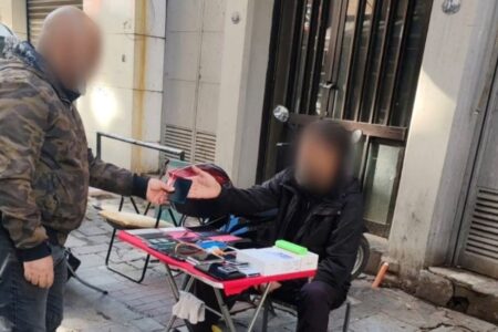 In Izmir wurde der Diebstahlsverdächtige von der Polizei als Mobilfunkbetreiber getarnt gefasst