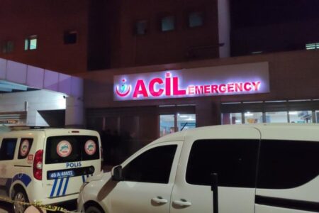 In Kırşehir folgte eine Person dem Wachmann, der ihn warnte, und stach ihm ins Herz.
