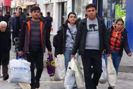 Iraner strömten in Scharen nach Van: Während der viertägigen Feiertage waren die Geschäfte voll