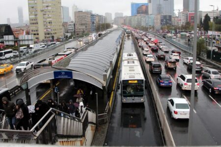 Istanbul begann den Tag mit Regen!  Der Verkehr kam zum Erliegen