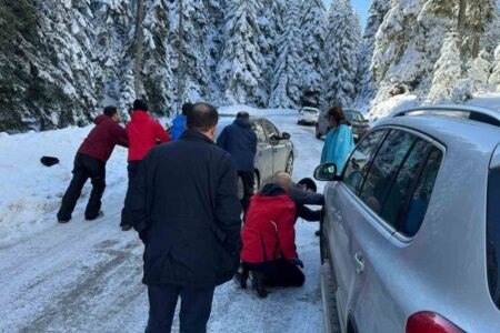 Kartalkaya yolu çileye döndü: Tatilciler yolda kaldı