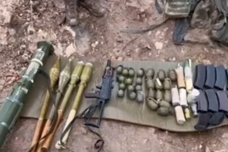 Mehmetçik beschlagnahmte Waffen und Munition von Terroristen, die versuchten einzudringen