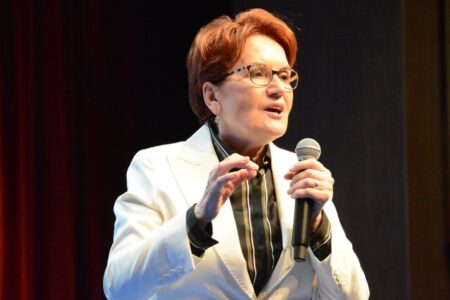 Meral Akşener sprach mit Ekrem İmamoğlu: Seine Hände sind auf das Hauptquartier gerichtet, seine Augen sind auf einen anderen Ort gerichtet.